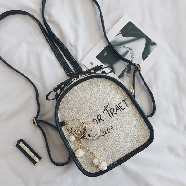 Rucsac modern de dama cu elemente metalice si pandantive