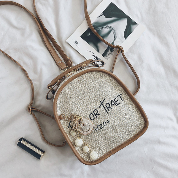 Rucsac modern de dama cu elemente metalice si pandantive