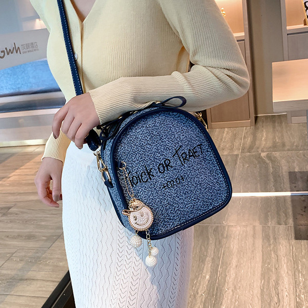 Rucsac modern de dama cu elemente metalice si pandantive