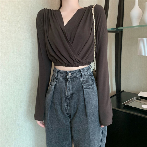 Bluză scurtă de damă cu decolteu spitz de culoare închisă