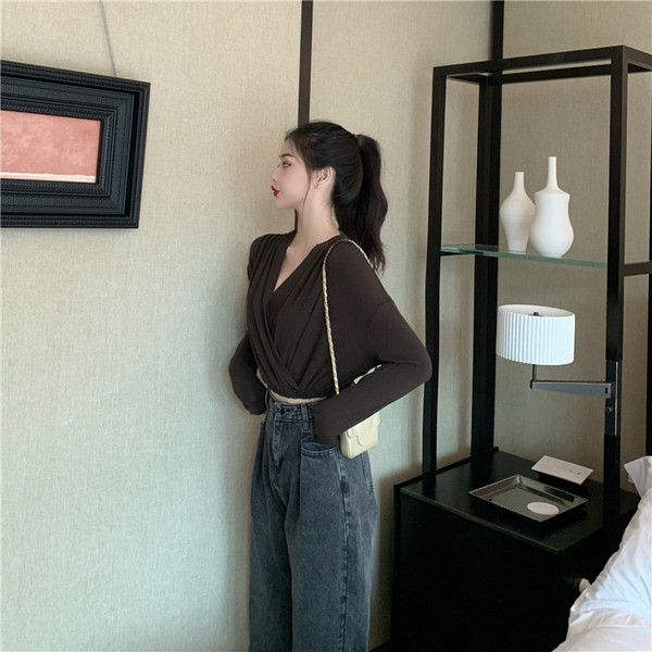 Bluză scurtă de damă cu decolteu spitz de culoare închisă