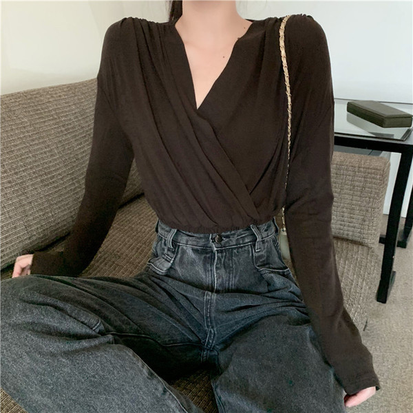 Bluză scurtă de damă cu decolteu spitz de culoare închisă