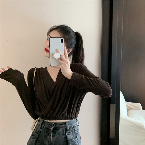 Bluză scurtă de damă cu decolteu spitz de culoare închisă