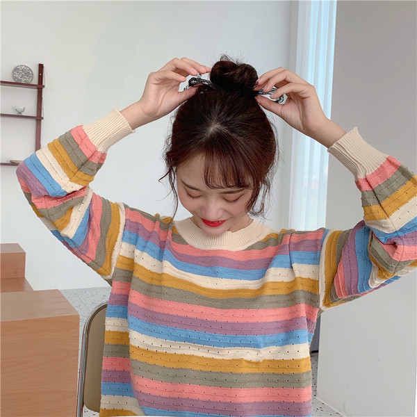 Bluză de damă colorată cu decolteu oval și mâneci lungi