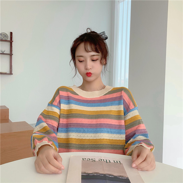 Bluză de damă colorată cu decolteu oval și mâneci lungi