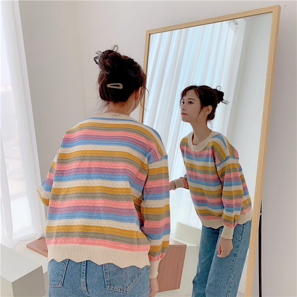 Bluză de damă colorată cu decolteu oval și mâneci lungi