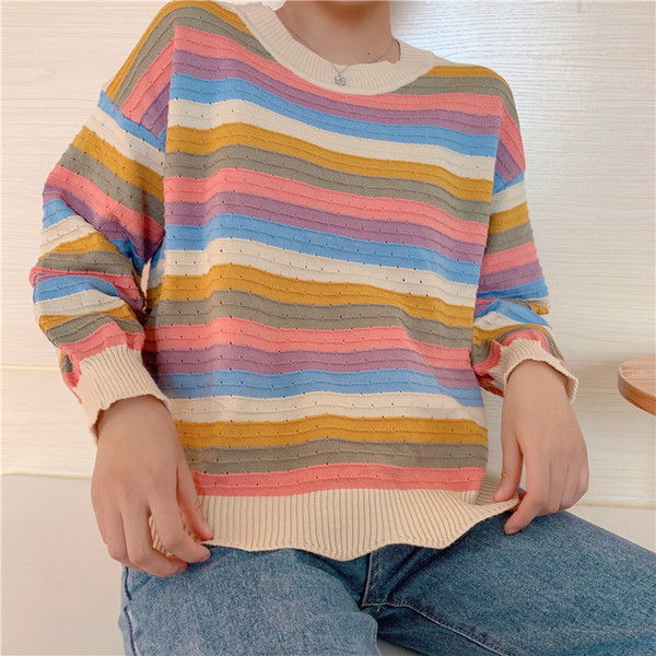 Bluză de damă colorată cu decolteu oval și mâneci lungi