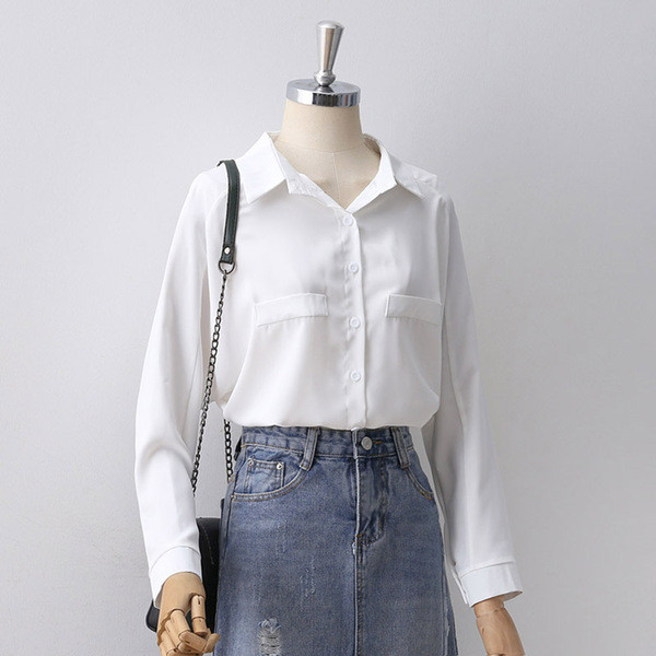 Cămașă modernă de damă cu nasturi și guler clasic - alb și albastru