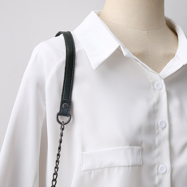 Cămașă modernă de damă cu nasturi și guler clasic - alb și albastru