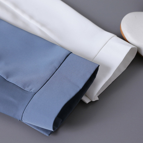 Cămașă modernă de damă cu nasturi și guler clasic - alb și albastru