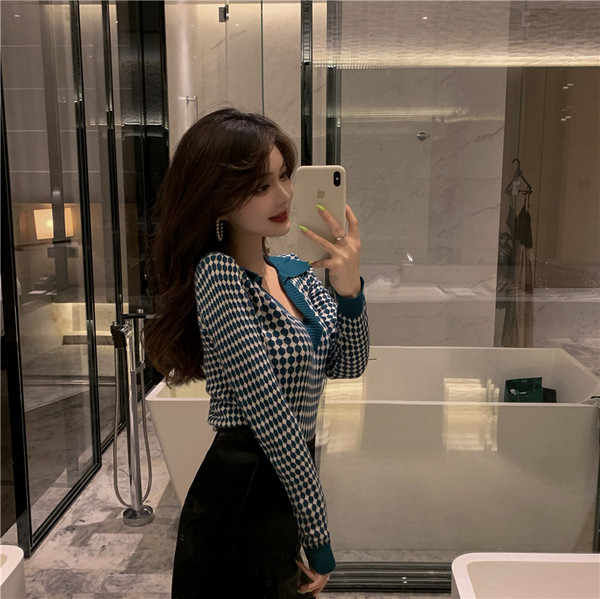 Bluză de damă moale, cu decolteu spitz