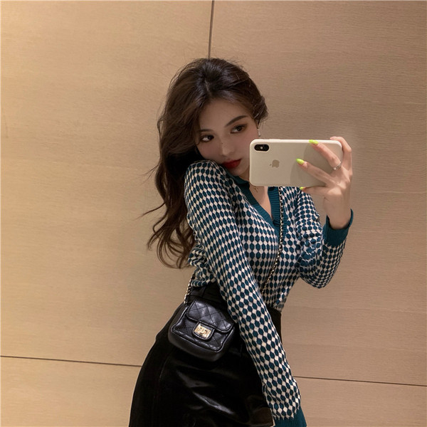 Bluză de damă moale, cu decolteu spitz