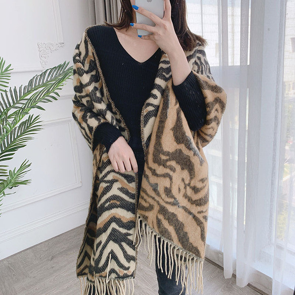 Актуален дамски шал с животински десен и ресни