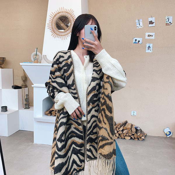 Актуален дамски шал с животински десен и ресни