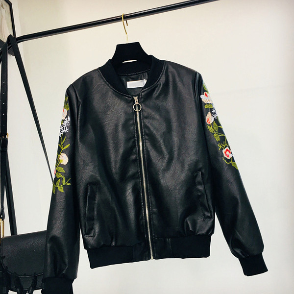 Дамско кожено ежедневно яке с цветна бродерия 