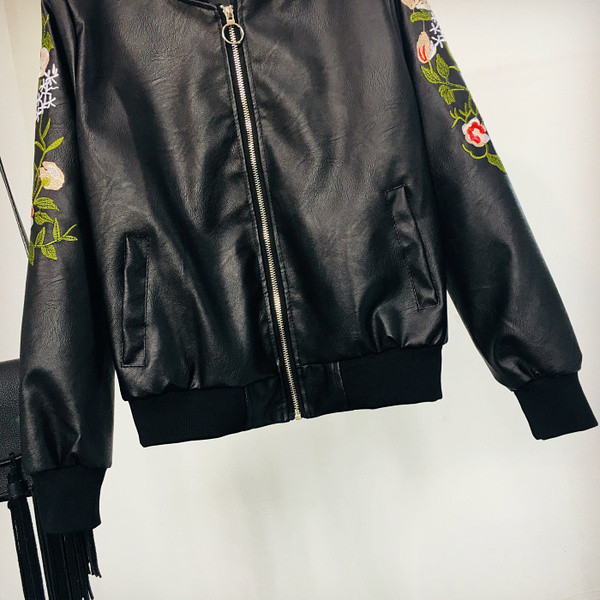 Дамско кожено ежедневно яке с цветна бродерия 