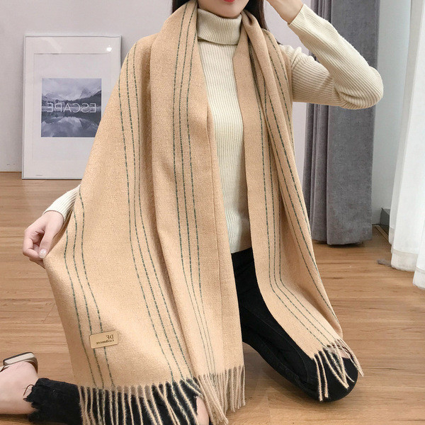 Модерен дамски шал с ресни в бежов цвят