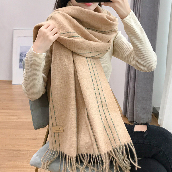 Модерен дамски шал с ресни в бежов цвят