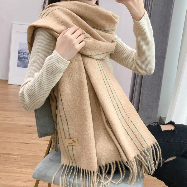 Модерен дамски шал с ресни в бежов цвят