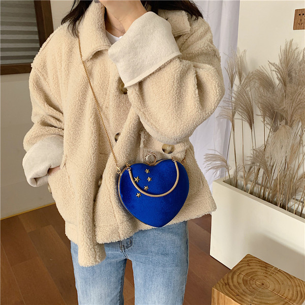 Елегантна дамска чанта във формата на сърце с метални дръжки и елементи