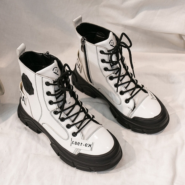 Нов модел дамски боти в бял и черен цвят с връзки