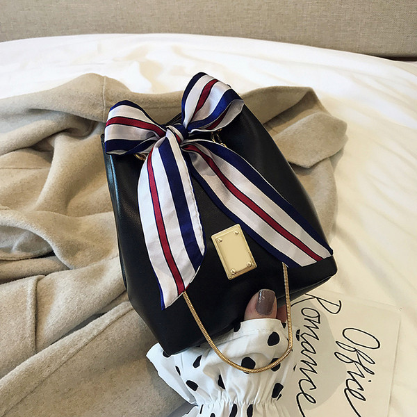 Дамска чанта тип торба с метални елементи и панделка 