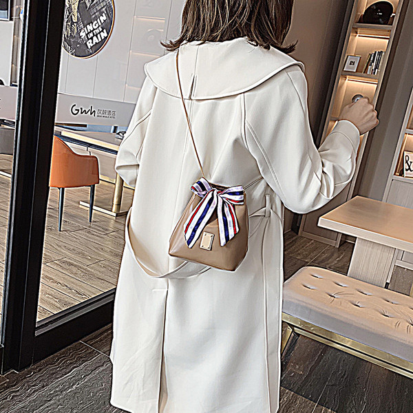 Дамска чанта тип торба с метални елементи и панделка 