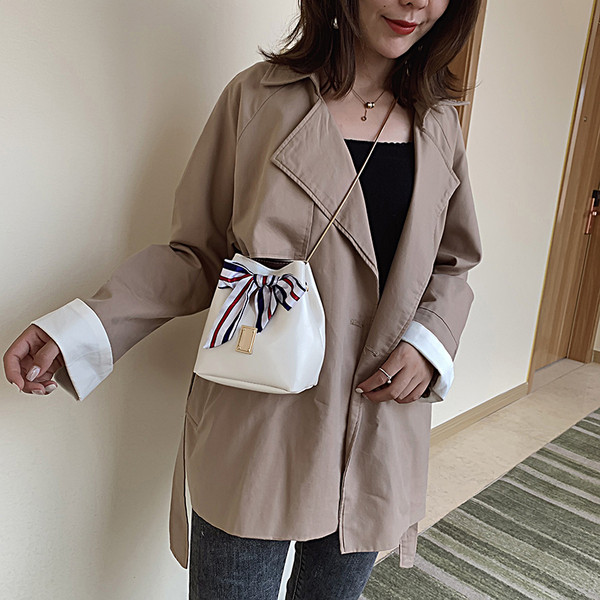 Дамска чанта тип торба с метални елементи и панделка 