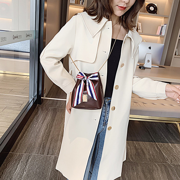 Дамска чанта тип торба с метални елементи и панделка 