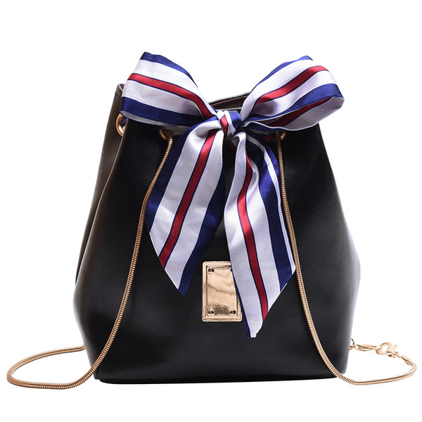 Дамска чанта тип торба с метални елементи и панделка 