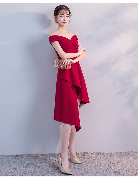 Rochie de damă asimetrică cu mâneci căzute în negru și roșu