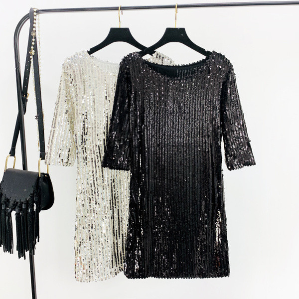 Rochie moderna de dama cu decolteu O si paiete in negru si argintiu