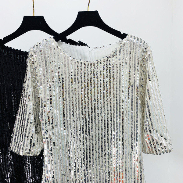 Rochie moderna de dama cu decolteu O si paiete in negru si argintiu