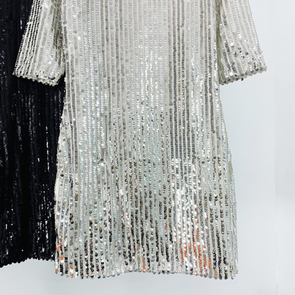 Rochie moderna de dama cu decolteu O si paiete in negru si argintiu