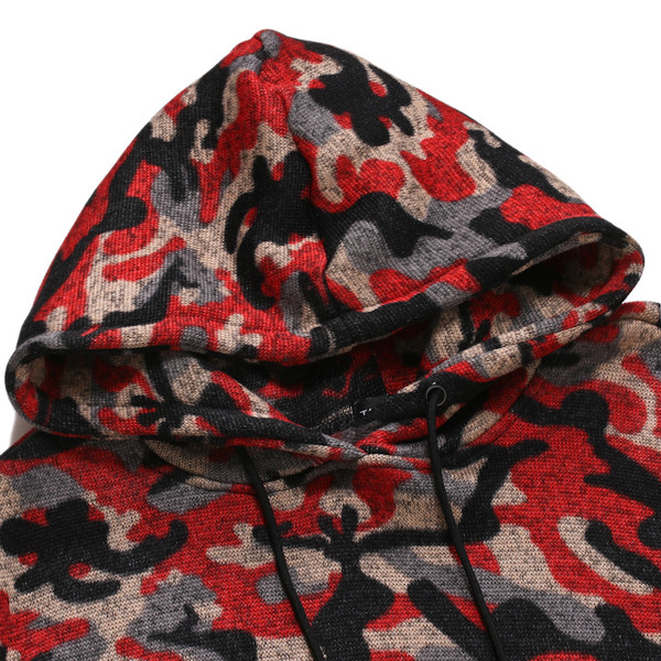 Hanorac pentru bărbați cu model de camuflaj și glugă în roșu