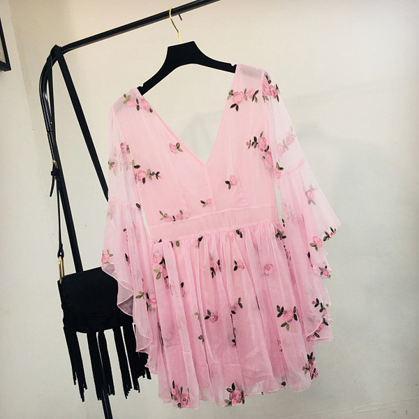 Rochie elegantă de damă, cu decolteu în V și model floral, în culoarea roz