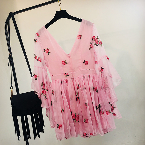 Rochie elegantă de damă, cu decolteu în V și model floral, în culoarea roz