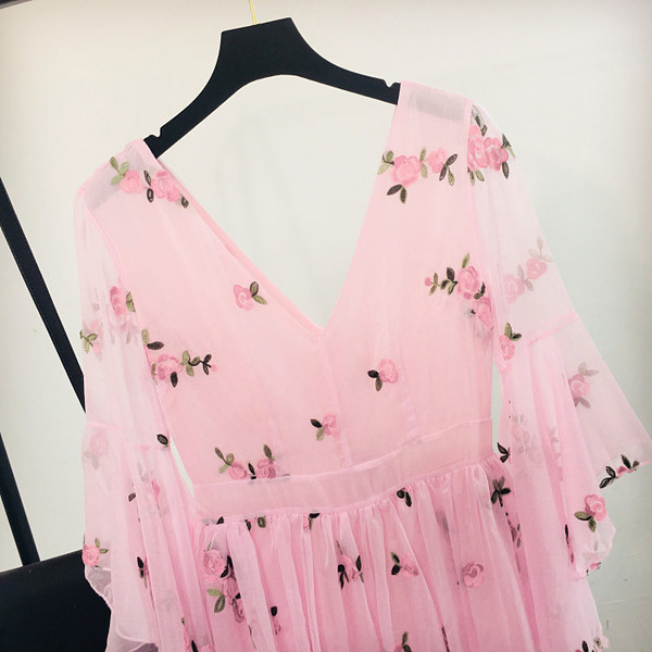 Rochie elegantă de damă, cu decolteu în V și model floral, în culoarea roz