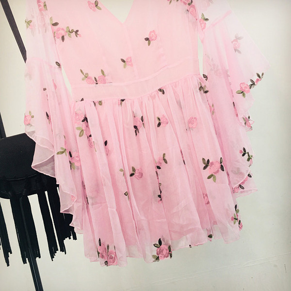 Rochie elegantă de damă, cu decolteu în V și model floral, în culoarea roz