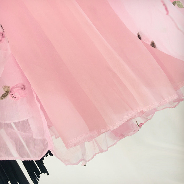 Rochie elegantă de damă, cu decolteu în V și model floral, în culoarea roz