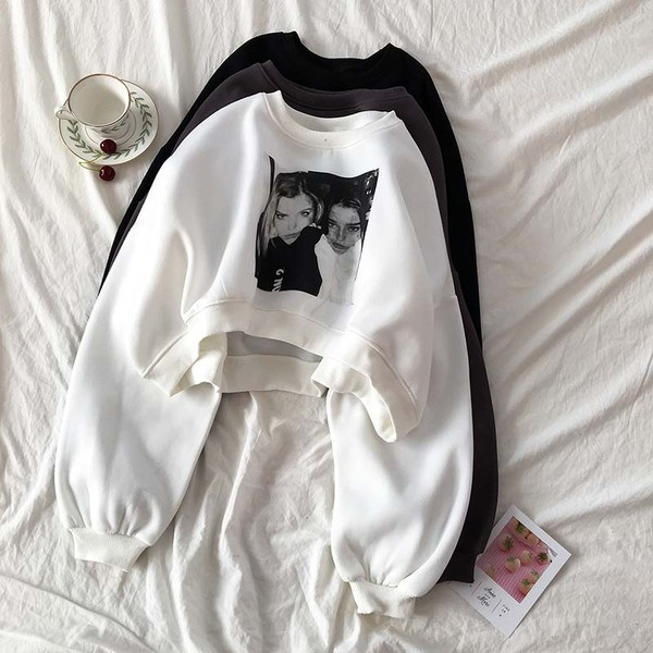 Bluza de dama in trei culori cu aplicatie si decolteu oval