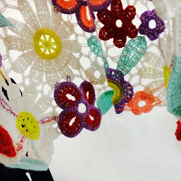 Maieu de dama tricotat cu model colorat - model scurt