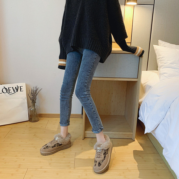 Model nou de adidași de damă cu model leopard și puf în negru și maro