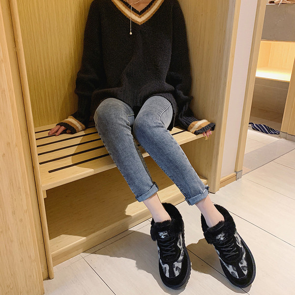 Model nou de adidași de damă cu model leopard și puf în negru și maro