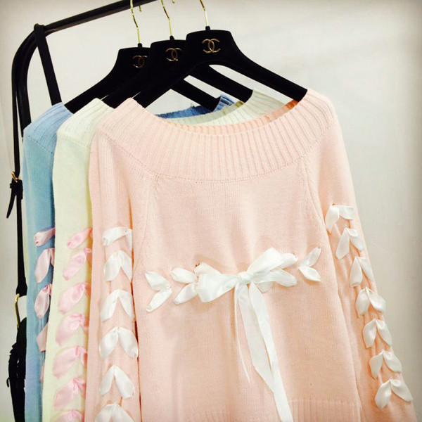 Pulover de dama modern cu panglica in alb si roz