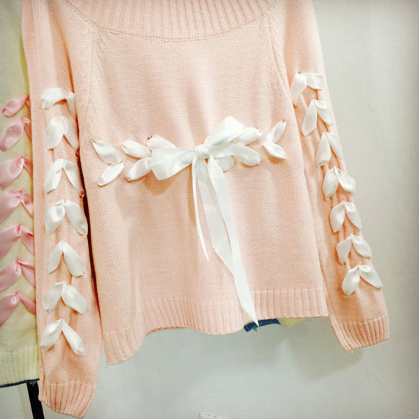 Pulover de dama modern cu panglica in alb si roz