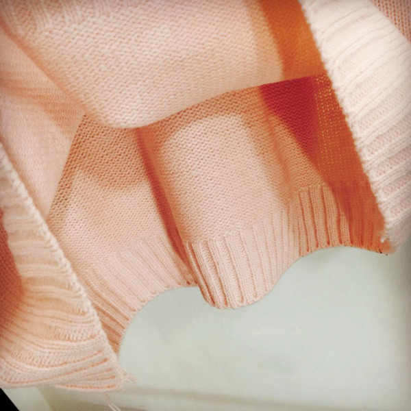 Pulover de dama modern cu panglica in alb si roz