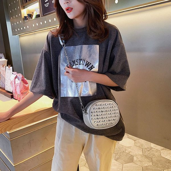 Geanta de dama cu nituri si maner metalic lung