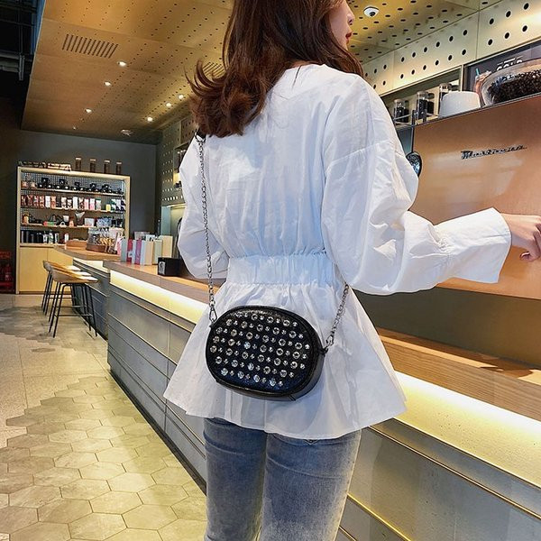 Geanta de dama cu nituri si maner metalic lung