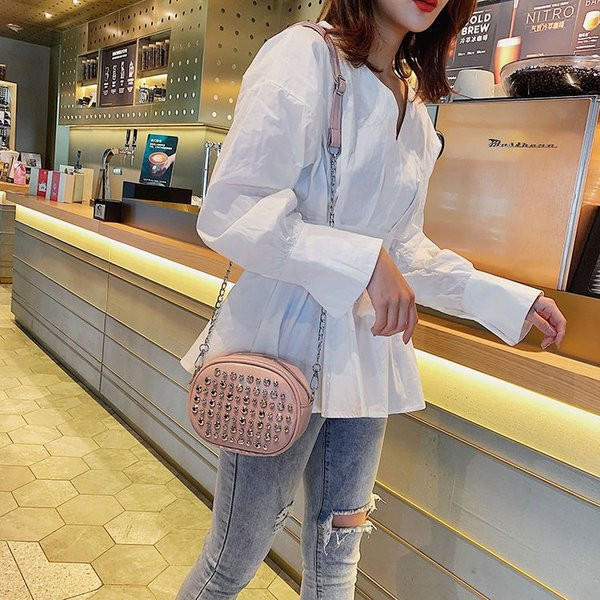 Geanta de dama cu nituri si maner metalic lung